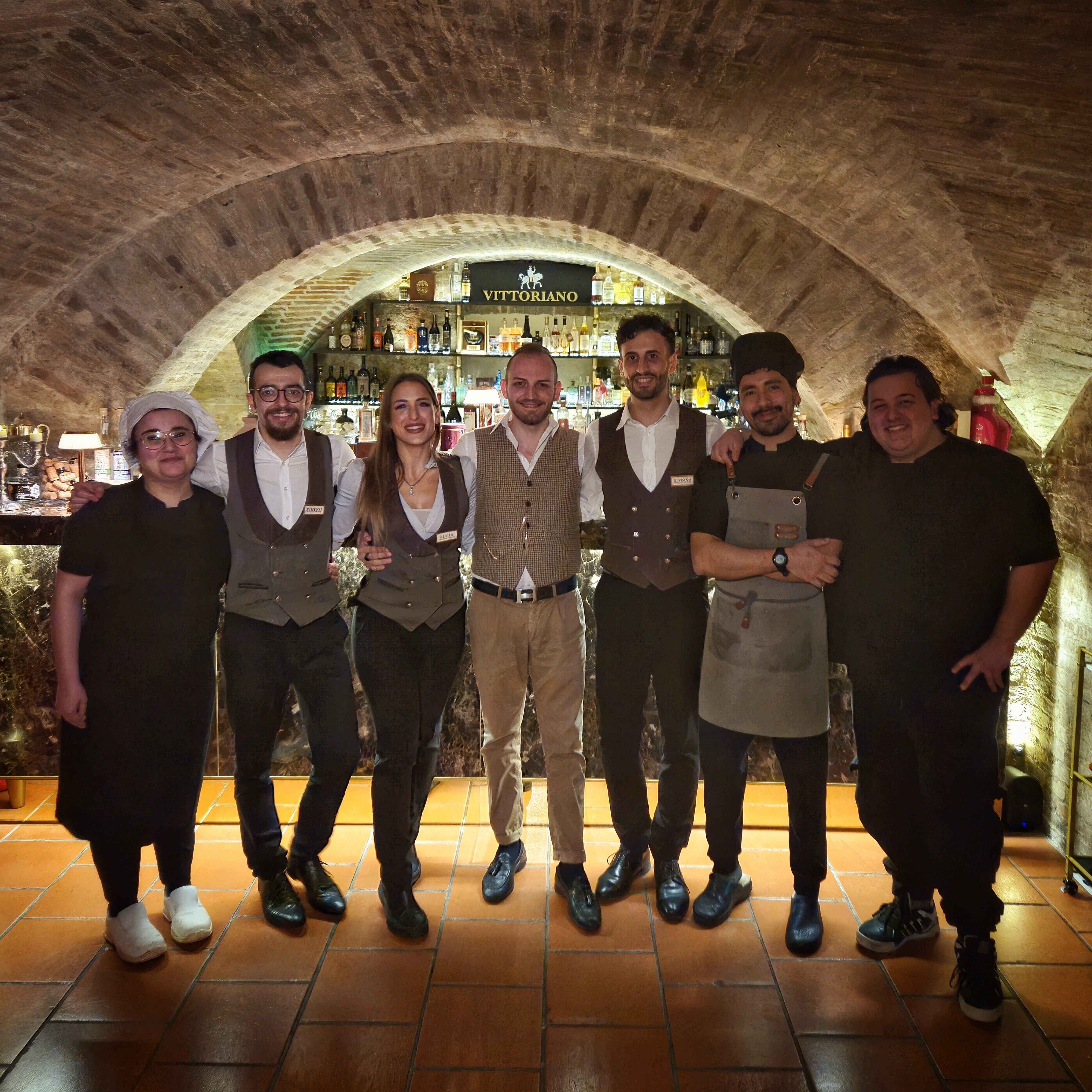 Riccardo Merelli con la squadra del Vittoriano nel locale di Civitanova Marche.